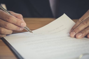 Bir sözleşme imzalamadan iş adamı. Şahsen, iş işareti sahibi şirketin Müdürü avukat. Emlakçı tutan ev, mali veya kiralama özelliği, birleşme ve satın alma kavramı.