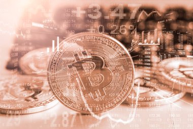 Modern bir takas yöntemi. Bitcoin küresel ekonomi piyasasında uygun bir ödemedir. Sanal dijital para birimi ve finansal yatırım ticaret kavramı. Altın bitcoin arka planına sahip soyut kripto para birimi.