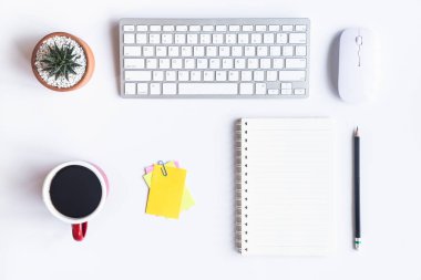 Bilgisayarlı beyaz masa ofisi, akıllı telefon ve bir fincan kahveli diğer iş malzemeleri. Metni kopyalamak için üst görünümü kullan. Desenci çalışma alanı düz masa üzerinde temel elementler yatıyordu.