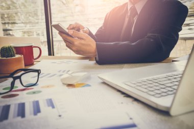 İşadamı veya iş veri kavramı hesaplamak için hesap makinesi üzerinde çalışmaya muhasebeci. Muhasebe, mali rapor durumuna danışmanlık ve planlama ofisinde bir pazarlama planı yatırım danışmanı.