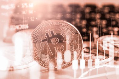 Modern bir takas yöntemi. Bitcoin küresel ekonomi piyasasında uygun bir ödemedir. Sanal dijital para birimi ve finansal yatırım ticaret kavramı. Altın bitcoin arka planına sahip soyut kripto para birimi.