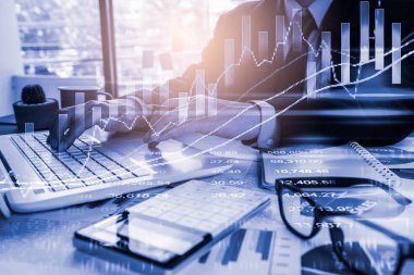 Çift pozlama işadamı ve borsa veya forex grafik takım elbise