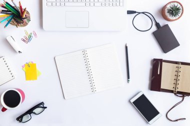 Beyaz Resepsiyon ofis dizüstü bilgisayar, akıllı telefon ve diğer iş teçhizatı