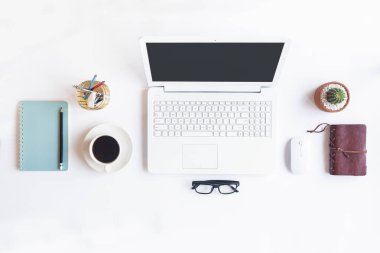 Beyaz Resepsiyon ofis dizüstü bilgisayar, akıllı telefon ve diğer iş teçhizatı