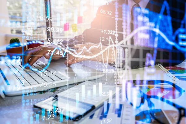 Doble exposición hombre de negocios y mercado de valores o traje gráfico de divisas — Foto de Stock