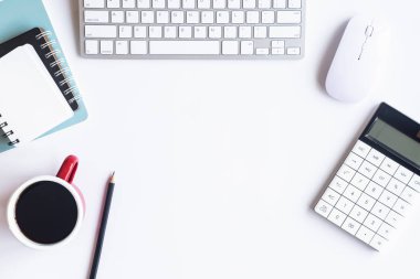 Beyaz Resepsiyon ofis dizüstü bilgisayar, akıllı telefon ve diğer iş teçhizatı