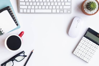 Beyaz Resepsiyon ofis dizüstü bilgisayar, akıllı telefon ve diğer iş teçhizatı