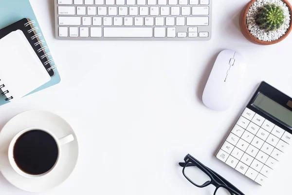 Beyaz Resepsiyon ofis dizüstü bilgisayar, akıllı telefon ve diğer iş teçhizatı