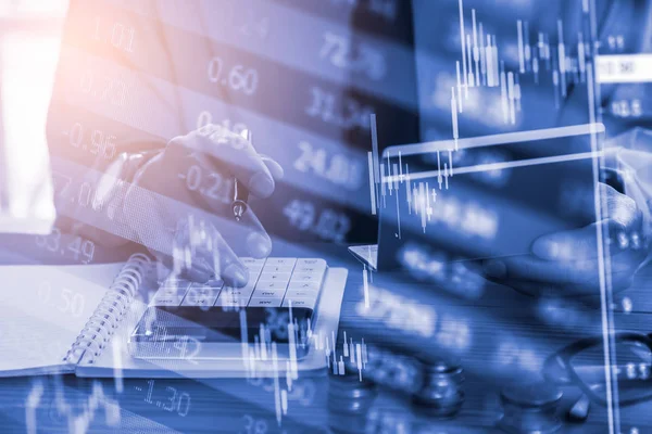 Dubbel exponering affärsman och aktiemarknaden eller forex diagram kostym — Stockfoto