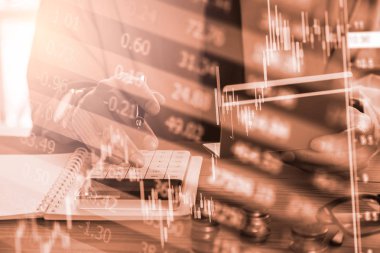 Çift pozlama işadamı ve borsa veya forex grafik takım elbise