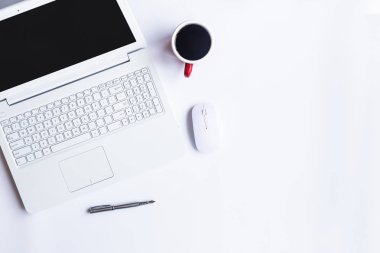 Beyaz Resepsiyon ofis dizüstü bilgisayar, akıllı telefon ve diğer iş teçhizatı