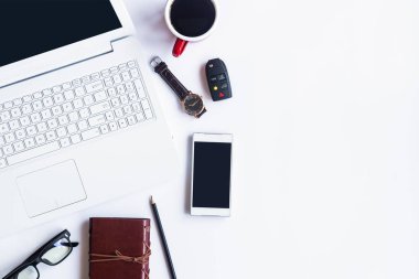 Beyaz Resepsiyon ofis dizüstü bilgisayar, akıllı telefon ve diğer iş teçhizatı