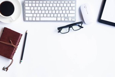 Beyaz Resepsiyon ofis dizüstü bilgisayar, akıllı telefon ve diğer iş teçhizatı