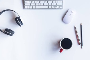 Beyaz Resepsiyon ofis dizüstü bilgisayar, akıllı telefon ve diğer iş teçhizatı