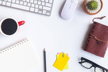 Beyaz Resepsiyon ofis dizüstü bilgisayar, akıllı telefon ve diğer iş teçhizatı