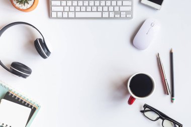 Beyaz Resepsiyon ofis dizüstü bilgisayar, akıllı telefon ve diğer iş teçhizatı