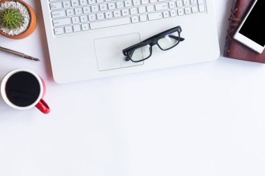Beyaz Resepsiyon ofis dizüstü bilgisayar, akıllı telefon ve diğer iş teçhizatı