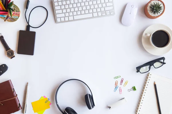 Escritório de mesa branca com laptop, smartphone e outros fornecedores de trabalho — Fotografia de Stock