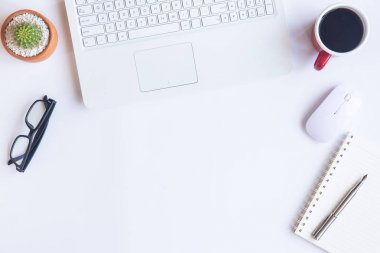 Beyaz Resepsiyon ofis dizüstü bilgisayar, akıllı telefon ve diğer iş teçhizatı