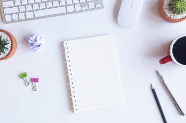 Beyaz Resepsiyon ofis dizüstü bilgisayar, akıllı telefon ve diğer iş teçhizatı