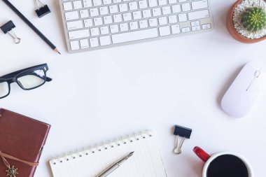 Beyaz Resepsiyon ofis dizüstü bilgisayar, akıllı telefon ve diğer iş teçhizatı