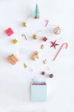 Noel kartı arkaplanı ve şenlikli süsleme balosu, 