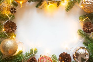 Noel kartı arkaplanı ve şenlikli süsleme balosu, 