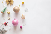 Vánoční přání pozadí s slavnostní dekorace míč, 