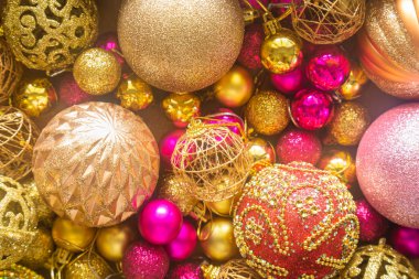 Noel kartı arkaplanı ve şenlikli süsleme balosu, 