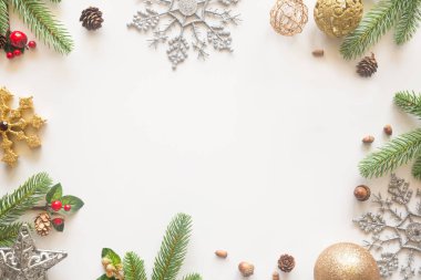 Noel kartı arkaplanı ve şenlikli süsleme balosu, 