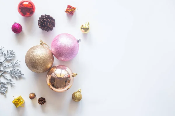 Nyaralás karácsonyi kártya háttér ünnepi dekorációs labda, — Stock Fotó