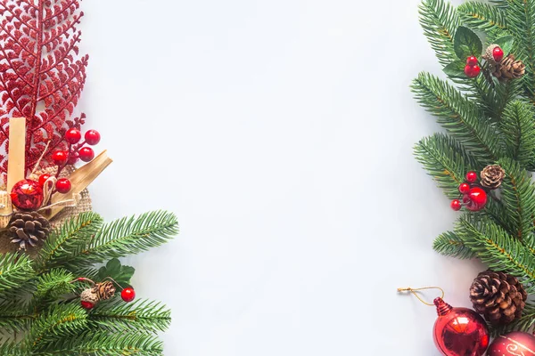 Fondo de tarjeta navideña de vacaciones con bola de decoración festiva , — Foto de Stock