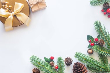 Noel kartı arkaplanı ve şenlikli süsleme balosu, 
