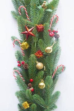 Noel kartı arkaplanı ve şenlikli süsleme balosu, 