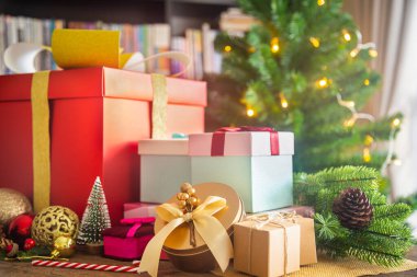 Noel kartı arkaplanı ve şenlikli süsleme balosu, 