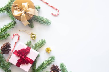 Noel kartı arkaplanı ve şenlikli süsleme balosu, 