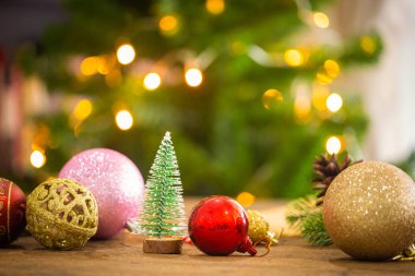 Noel kartı arkaplanı ve şenlikli süsleme balosu, 