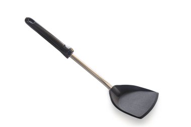 Kızartma tavası ya da spatuladan siyah renkli modern çubuksuz kürek ve izole edilmiş beyaz arka planda paslanmaz çelik kırpma yolu. Yemek pişirmek için mükemmel bir yemek takımı ve kap kacak konsepti..