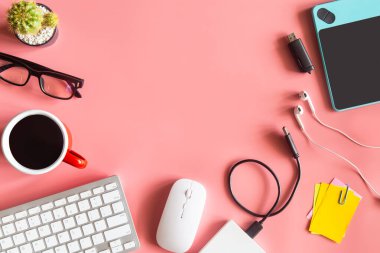 Dizüstü bilgisayarı, akıllı telefonu ve bir fincan kahveli diğer iş malzemeleri olan Pastel Pembe ofis. Metni kopyalamak için üst görünümü kullan. Çalışma alanı düz zeminde masa başı temel elementler üzerine.