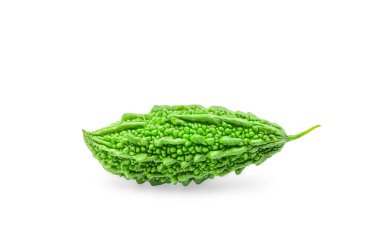 Kırpma yolu ile beyaz izole edilmiş arka planda organik yeşil acı kabak. Çiğ acı kabak ya da acı kavun Asya 'da kanser ve HIV virüsüne karşı şifalı bitkidir, yüksek C vitamini ve yüksek besin değeri vardır..