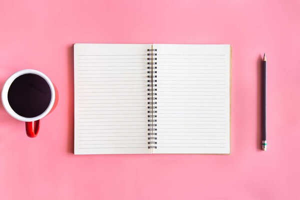 Пастельно-розовый рабочий стол с ноутбуком, смартфоном и другими рабочими принадлежностями с чашкой кофе. Вид сверху с местом для копирования для ввода текста. Рабочее место на столе важные элементы на плоской укладке.