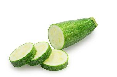 Organik çiğ kabak dilimleyin ya da kesme yolu ile izole edilmiş beyaz arka planda yaz kabağı. Kabakların yüksek vitaminleri, tatlı tatları ve salata ve yemek pişirmek için çıtır çıtırları vardır. Taze sebze konsepti.