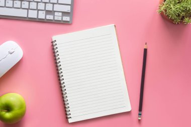 Dizüstü bilgisayarı, akıllı telefonu ve bir fincan kahveli diğer iş malzemeleri olan Pastel Pembe ofis. Metni kopyalamak için üst görünümü kullan. Çalışma alanı düz zeminde masa başı temel elementler üzerine.