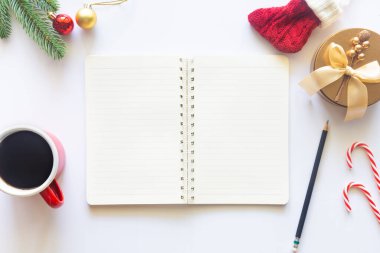 Beyaz Noel, dizüstü bilgisayarlı masa başı ofisi, dekorasyon ve bir fincan kahve ile iş malzemeleri. Metni kopyalamak için üst görünümü kullan. Kış Noel 'inde masa düzleşmişti. İş Tatili Konsepti.