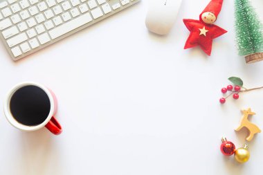 Beyaz Noel, dizüstü bilgisayarlı masa başı ofisi, dekorasyon ve bir fincan kahve ile iş malzemeleri. Metni kopyalamak için üst görünümü kullan. Kış Noel 'inde masa düzleşmişti. İş Tatili Konsepti.