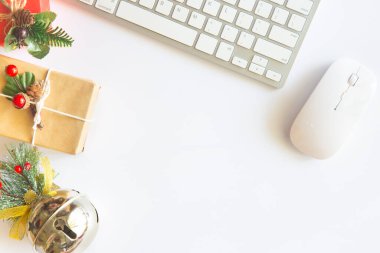 Beyaz Noel, dizüstü bilgisayarlı masa başı ofisi, dekorasyon ve bir fincan kahve ile iş malzemeleri. Metni kopyalamak için üst görünümü kullan. Kış Noel 'inde masa düzleşmişti. İş Tatili Konsepti.