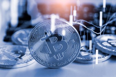 Modern bir takas yöntemi. Bitcoin küresel ekonomi piyasasında uygun bir ödemedir. Sanal dijital para birimi ve finansal yatırım ticaret kavramı. Altın bitcoin arka planına sahip soyut kripto para birimi.