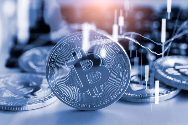 交換の近代的な方法 Bitcoinは世界経済市場で便利な支払いです 仮想デジタル通貨と金融投資貿易の概念 金ビットコインの背景を持つ抽象暗号通貨 — ストック写真
