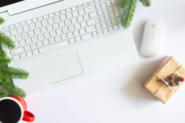 Beyaz Noel, dizüstü bilgisayarlı masa başı ofisi, dekorasyon ve bir fincan kahve ile iş malzemeleri. Metni kopyalamak için üst görünümü kullan. Kış Noel 'inde masa düzleşmişti. İş Tatili Konsepti.