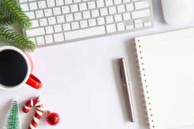 Beyaz Noel, dizüstü bilgisayarlı masa başı ofisi, dekorasyon ve bir fincan kahve ile iş malzemeleri. Metni kopyalamak için üst görünümü kullan. Kış Noel 'inde masa düzleşmişti. İş Tatili Konsepti.